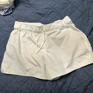 Lululemon Cinchable Waist High-Rise Woven
Short 3.5"